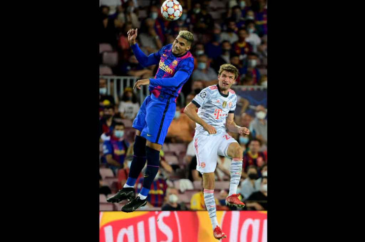 Tuan rumah tidak tinggal diam dan balik mengancam pada menit ke-27. Sayangnya sundulan Ronald Araujo menyambut tendangan bebas masih belum menemui sasaran.