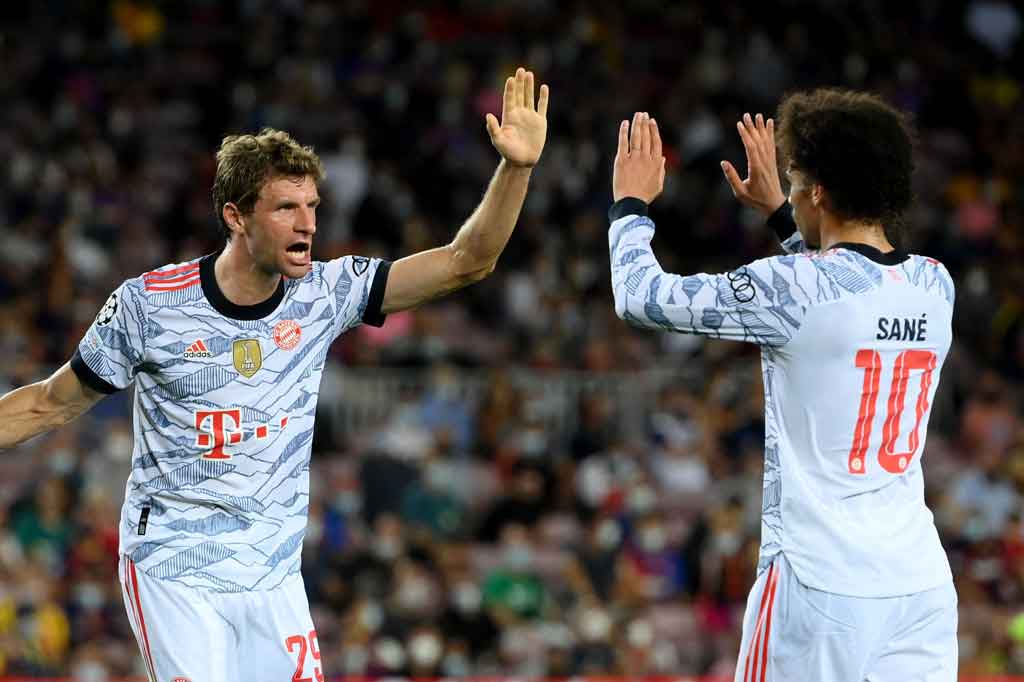 Die Roten memecah kebuntuan pada menit ke-34. Sepakan Thomas Mueller dari luar kotak penalti mengenai bek Barcelona Eric Garcia hingga membuat bola berubah arah dan masuk ke gawang. Skor 1-0 untuk Bayern bertahan hingga turun minum.