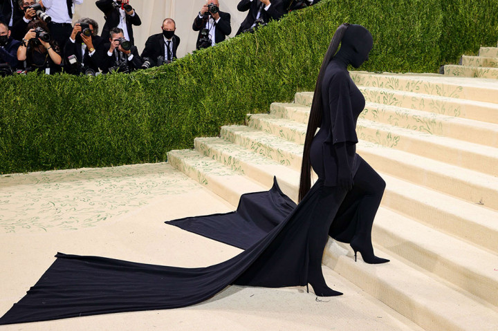 3 Foto Terpopuler Gaun Kim Kardashian Di Met Gala