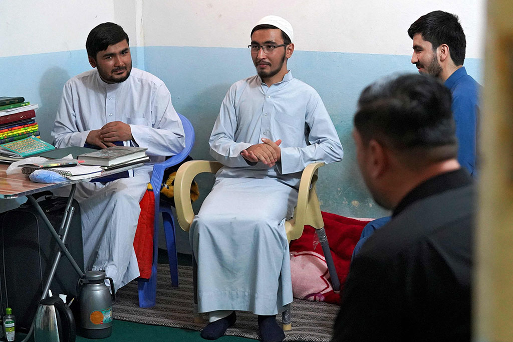 Banyak warga Afghanistan dari etnis minoritas Hazara yang belajar di Kota Najaf, Irak menyaksikan dengan ketakutan ketika tanah air mereka jatuh kembali ke tangan Taliban.