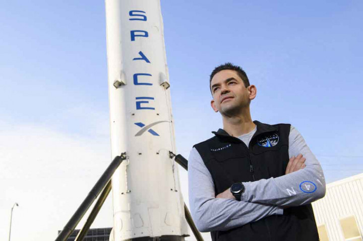 Turis luar angkasa pertama SpaceX bersiap untuk meluncurkan misi tiga hari untuk mengorbit Bumi.