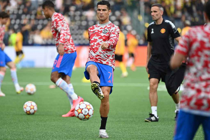 Cristiano Ronaldo secara tidak sengaja membuat KO seorang petugas pertandingan saat melakukan pemanasan sebelum laga Manchester United melawan Young Boys, Selasa, 14 September 2012 malam WIB.