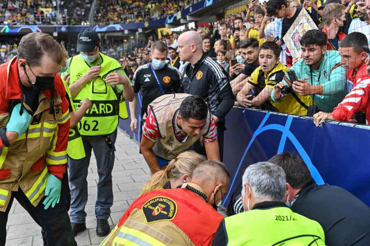 Bintang Portugal itu melepaskan bola yang melebar ke samping gawang saat bersiap untuk pertandingan penyisihan G rup F Liga Champions. Dan bola Ronaldo malah menghantam seorang steward yang berdiri di pinggir lapangan. Kerasnya laju bola membuat petugas itu jatuh langsung ke tanah.