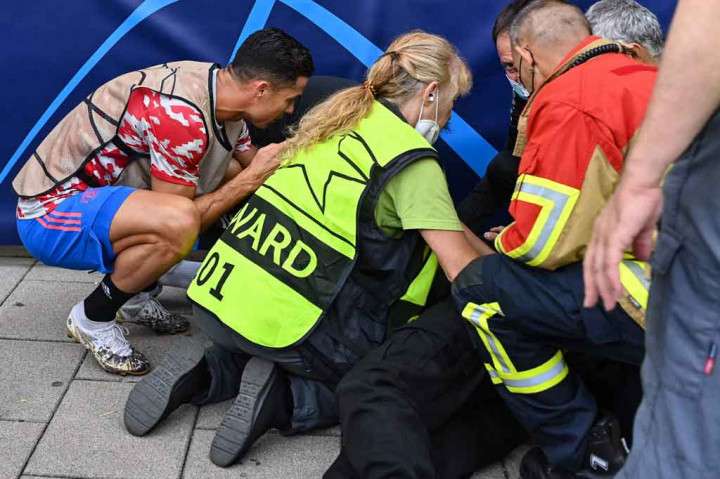 Setelah mengetahui steward baik-baik saja, Ronaldo berlari kembali ke lapangan untuk melanjutkan pemanasan. Dan dia kembali menghampiri petugas tersebut setelah peluit akhir berbunyi dengan memberikan jerseyny