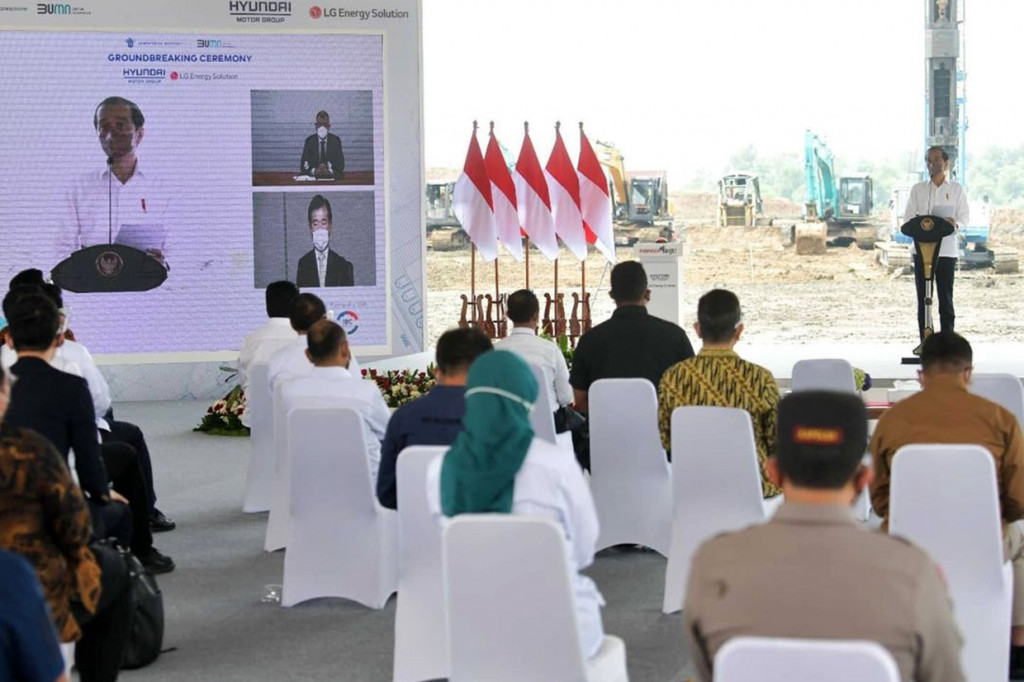 Presiden Joko Widodo melakukan groundbreaking pembangunan pabrik baterai kendaraan listrik pertama di Indonesia, Rabu, 15 September 2021. 