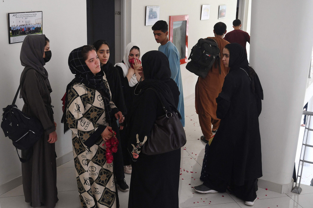 Mereka akan tinggal di Pakistan selama sebulan sebelum pindah ke negara lain.