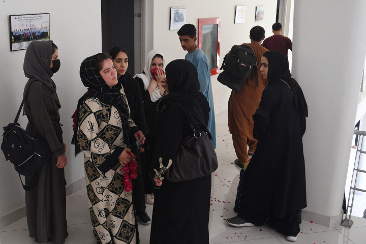 Mereka akan tinggal di Pakistan selama sebulan sebelum pindah ke negara lain.