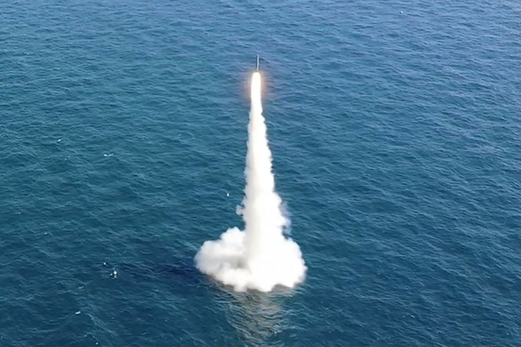 Tes tersebut akan menjadikan Korea Selatan negara pertama yang meluncurkannya tanpa senjata nuklir, yang biasanya digunakan untuk mempersenjatai SLBM, setelah Amerika Serikat, Rusia, Tiongkok, Inggris, Prancis, dan India.