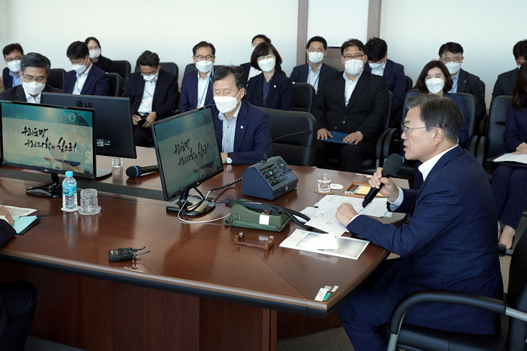 Presiden Korsel, Moon Jae-In, seperti dilansir Yonhap News Agency, mengawasi langsung uji tembak itu dari pusat uji coba lokal Badan untuk Pengembangan Pertahanan (ADD).