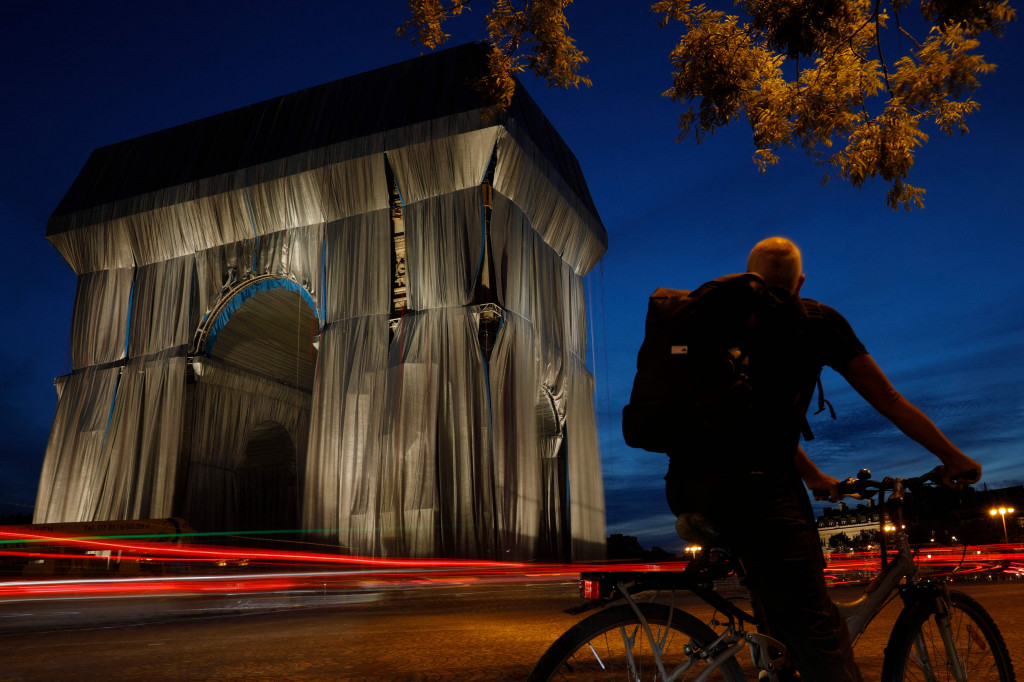 Monumen bersejarah Arc de Triomphe diselimuti kain daur ulang raksasa, sebagai seni instalasi karya seniman Christo dan Jeanne-Claude yang dipamerkan pada September hingga Oktober 2021.