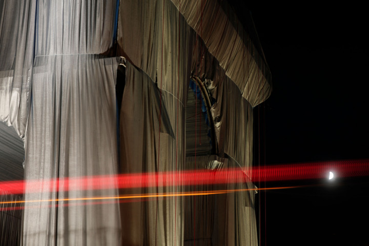 Arc de Triomphe yang dikenal sebagai salah satu bangunan ikonik di Paris tersebut dibungkus kain polypopylene daur ulang seluas 25.000 meter persegi berwarna biru keperakan.