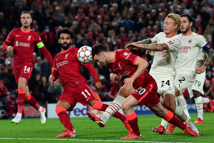 Laga kedua tim berlangsung ketat sejak wasit peniup peluit tanda pertandingan dimulai. Tuan rumah menguasai nyaris 30 menit awal, tapi Milan mampu menjawabnya lewat penampilan di menit-menit akhir.