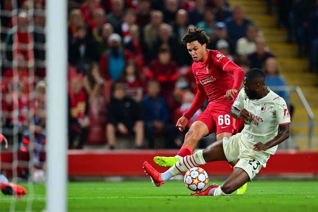 Liverpool unggul cepat ketika Trent Alexander-Arnold lolos dari kawalan Rafael Leao untuk menggiring bola sodoran Mohamed Salah. Alexander-Arnold berusaha melepaskan umpan tarik tapi hadangan Fikayo Tomori justru membuat bola berbelok arah dan masuk ke dalam gawang Milan. Skor 1-0 untuk tuan rumah pada menit kesembilan.