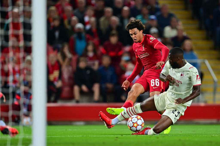 Liverpool unggul cepat ketika Trent Alexander-Arnold lolos dari kawalan Rafael Leao untuk menggiring bola sodoran Mohamed Salah. Alexander-Arnold berusaha melepaskan umpan tarik tapi hadangan Fikayo Tomori justru membuat bola berbelok arah dan masuk ke dalam gawang Milan. Skor 1-0 untuk tuan rumah pada menit kesembilan.