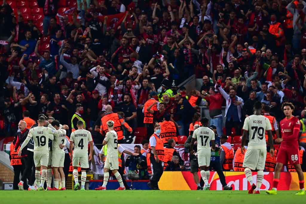 Seperti terkejut dengan gol tersebut, pertahanan tuan rumah mengendur dan Theo Hernandez melepaskan tembakan yang sempat dihentikan Robertson sebelum melewati garis gawang, tetapi bola langsung disambar Brahim Diaz untuk membawa Milan berbalik unggul 2-1 atas Liverpool semenit jelang turun minum.