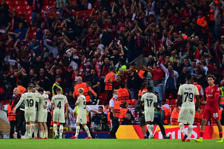 Seperti terkejut dengan gol tersebut, pertahanan tuan rumah mengendur dan Theo Hernandez melepaskan tembakan yang sempat dihentikan Robertson sebelum melewati garis gawang, tetapi bola langsung disambar Brahim Diaz untuk membawa Milan berbalik unggul 2-1 atas Liverpool semenit jelang turun minum.