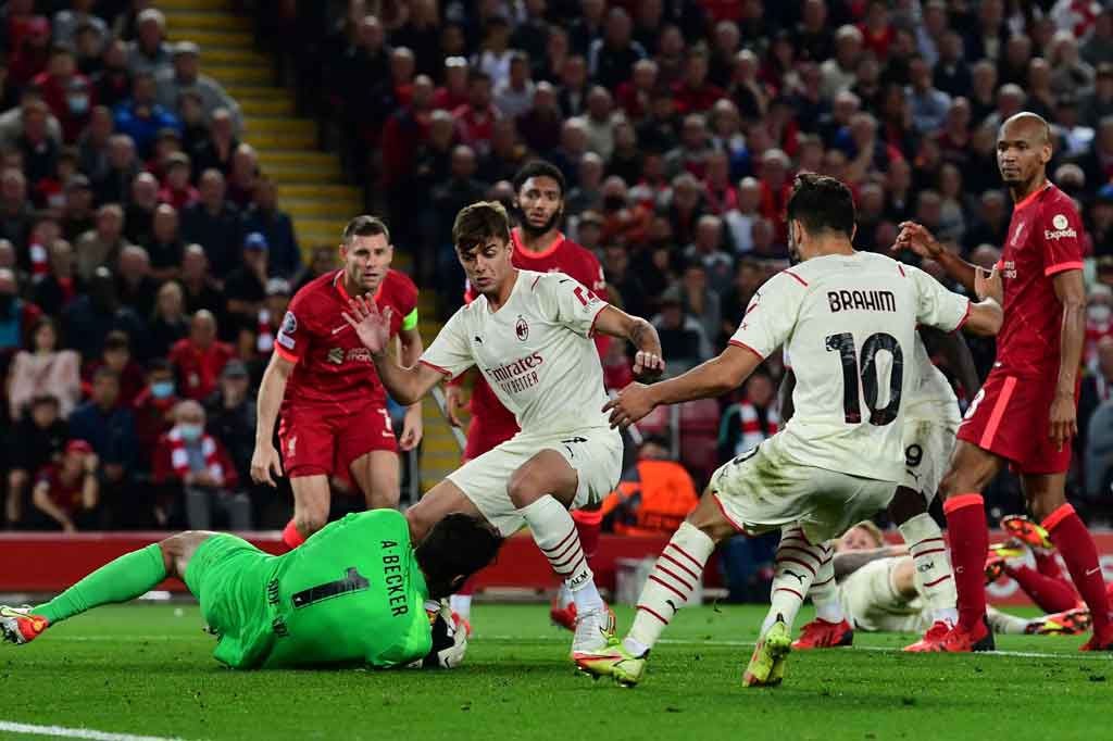 Milan kembali berusaha mencari gol pada menit-menit akhir paruh kedua, tapi kali ini upaya mereka tak membuahkan hasil dan skor 3-2 bagi Liverpool bertahan hingga peluit bubaran.