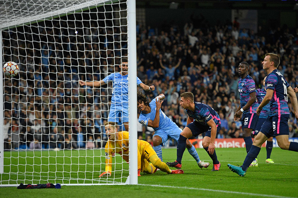 The Citizens memulai pesta gol pada menit ke-16 lewat sundulan Nathan Ake menyambut sepak pojok Jack Grealisht, yang disusul oleh gol bunuh diri Nordi Mukiele saat berusaha menghalau umpan silang Kevin De Bruyne pada menit ke-28. Skor 2-0 untuk tuan rumah.