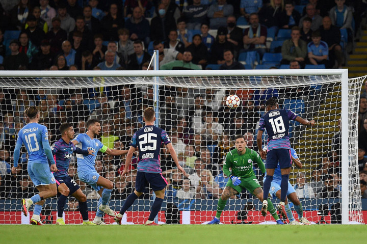 Tiga menit jelang turun minum, Leipzig memperkecil ketertinggalan lewat tandukan Christopher Nkunku di area tiang jauh menyambut umpan Mukiele.