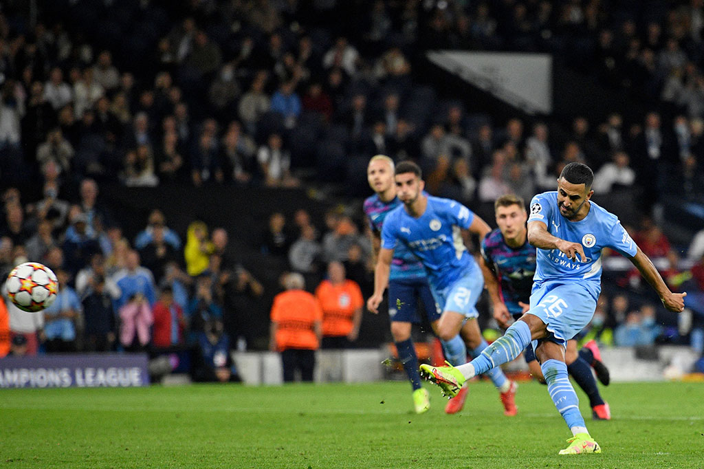 Namun pada injury time babak pertama tuan rumah merestorasi marjin dua gol lewat eksekusi penalti Riyad Mahrez menyusul handball Lukas Klostermann saat menghalau bola tandukan Ferran Torres.