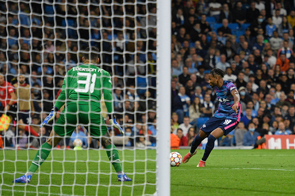 Nkunku melengkapi hattrick-nya pada menit ke-73 setelah lepas dari jebakan offside untuk menerima umpan Yussuf Poulsen dan menaklukkan kiper Ederson Moraes dengan tembakan dari sudut sempit.