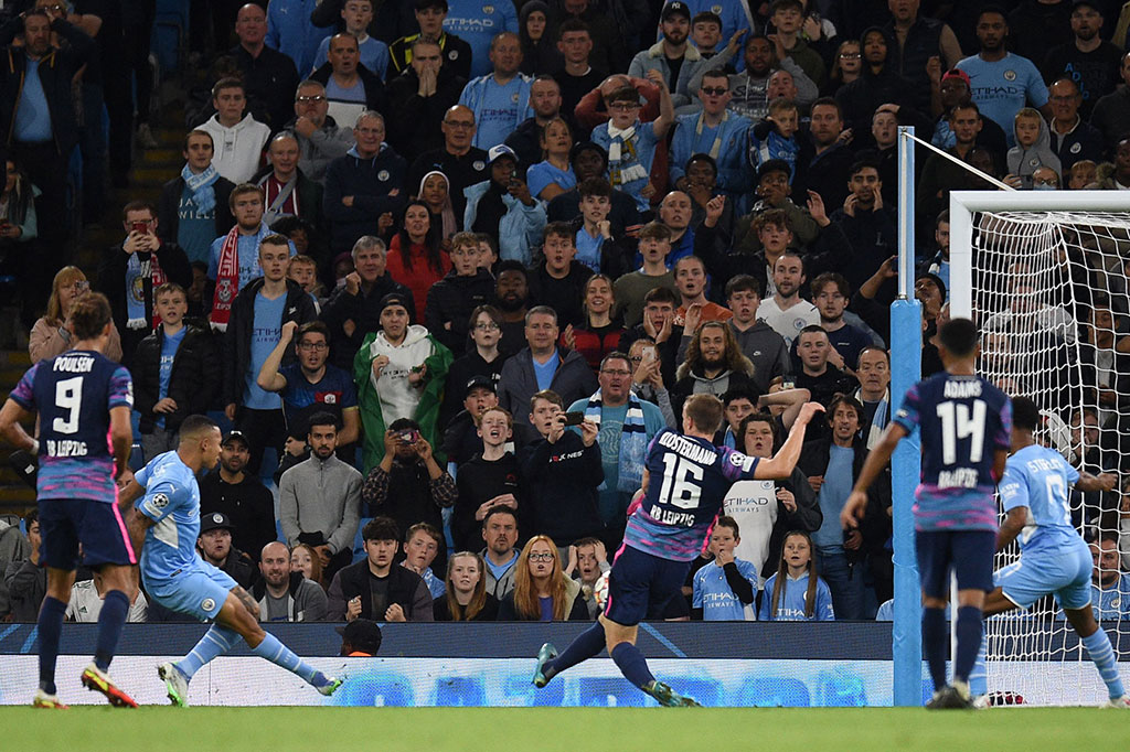 Situasi 11 lawan 10 dimanfaatkan City dengan baik saat Gabriel Jesus, yang baru empat menit merumput menggantikan Grealish, mencetak gol keenam tuan rumah menyambar bola muntah hasil tembakan Mahrez demi melengkapi kemenangan tuan rumah 6-3.