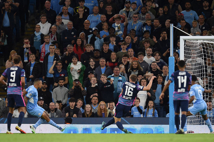 Situasi 11 lawan 10 dimanfaatkan City dengan baik saat Gabriel Jesus, yang baru empat menit merumput menggantikan Grealish, mencetak gol keenam tuan rumah menyambar bola muntah hasil tembakan Mahrez demi melengkapi kemenangan tuan rumah 6-3.