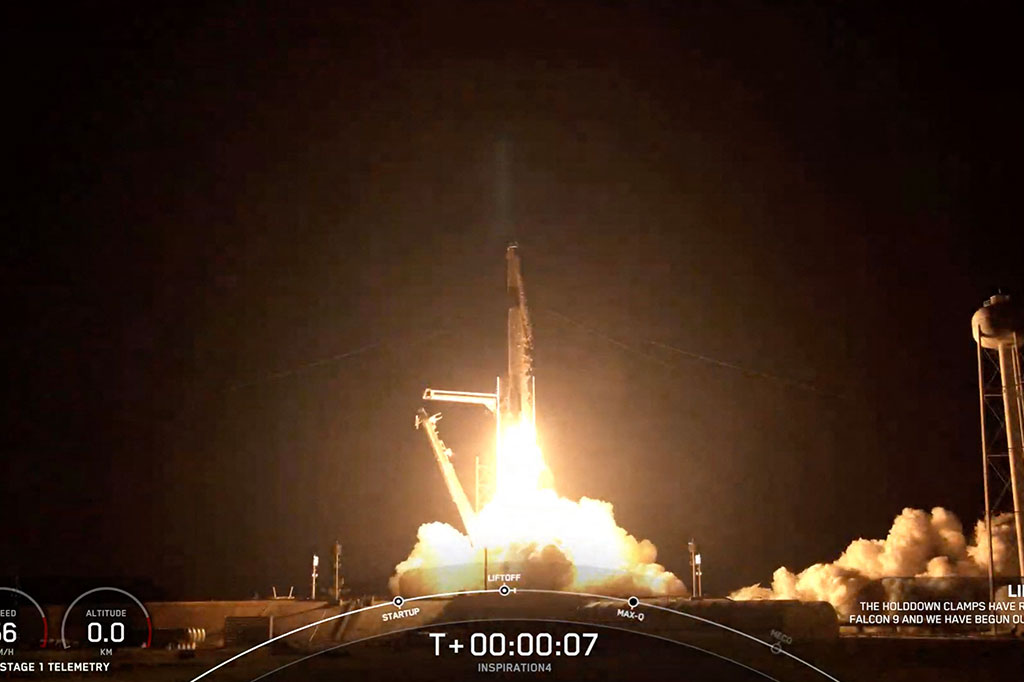 Roket SpaceX Falcon 9 yang membawa empat turis antariksa meluncur ke luar angkasa dari Kennedy Space Center di Florida pada Rabu, 15 September 2021 malam waktu setempat. Ini merupakan misi pertama ke orbit dengan kru yang semuanya sipil.