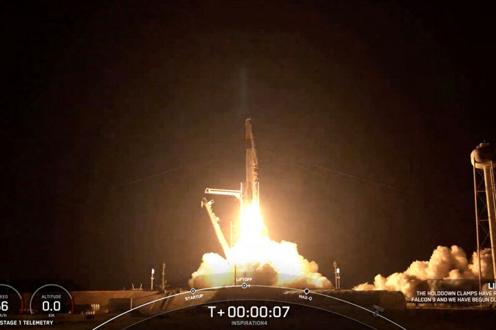 Roket SpaceX Falcon 9 yang membawa empat turis antariksa meluncur ke luar angkasa dari Kennedy Space Center di Florida pada Rabu, 15 September 2021 malam waktu setempat. Ini merupakan misi pertama ke orbit dengan kru yang semuanya sipil.