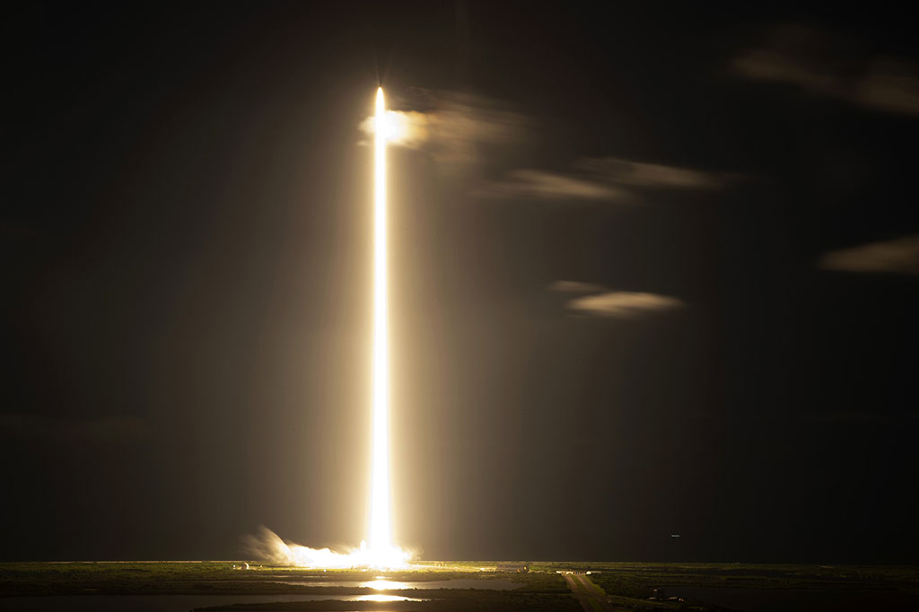 Bola api besar menerangi langit saat sembilan mesin roket mulai menjauh dari Bumi pada pukul 20:02 (Kamis 0002 GMT).