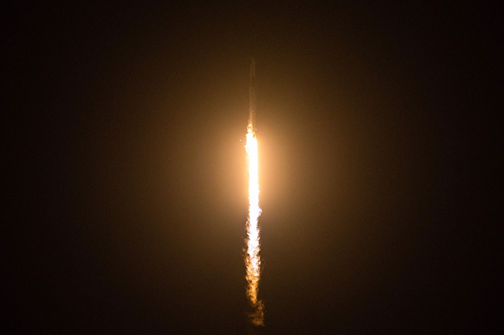 Sekitar 12 menit kemudian, Dragon Capsule terpisah dari tahap pengiriman roket saat kru memasuki orbit.