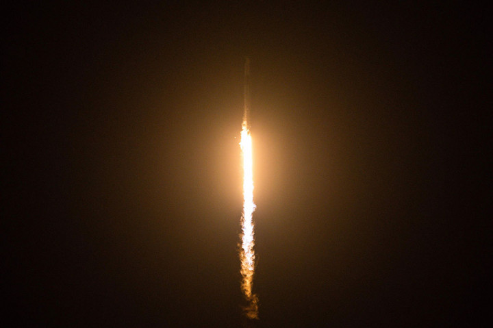 Sekitar 12 menit kemudian, Dragon Capsule terpisah dari tahap pengiriman roket saat kru memasuki orbit.