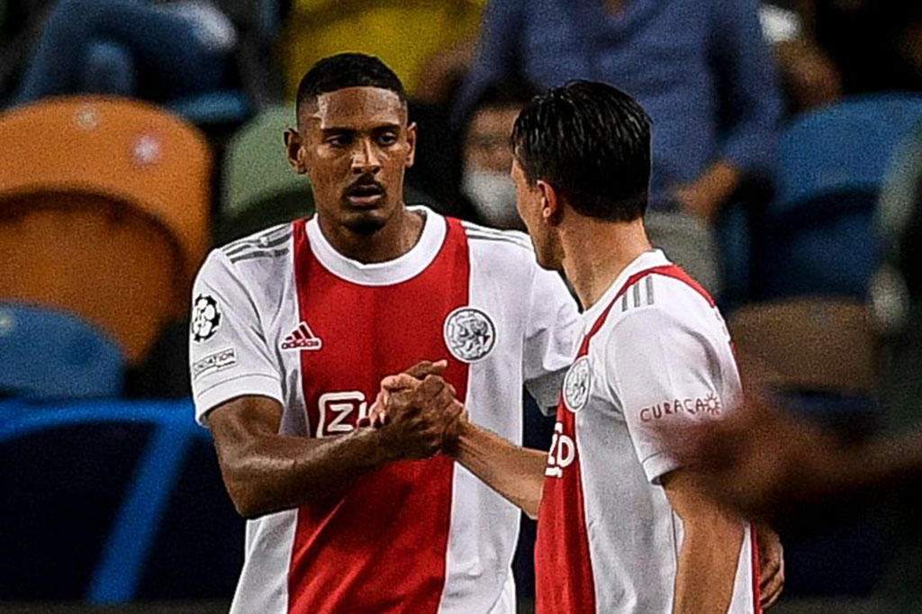 Raihan itu membuat Haller jadi pemain kedua yang menandai penampilan debutnya di Liga Champions dengan torehan empat gol, setelah legenda Ajax dan Belanda Marco van Basten pada 1992.