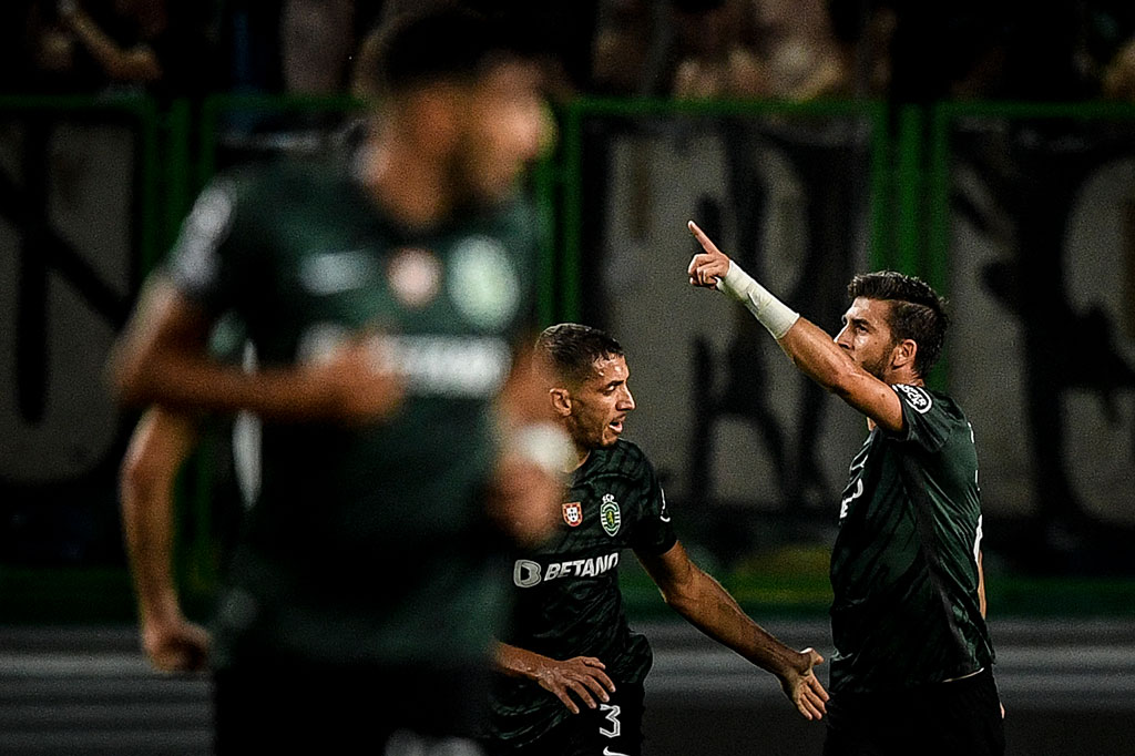 Sporting perlahan memberi perlawanan dan akhirnya mampu memperkecil ketertinggalan pada menit ke-33 lewat tembakan lemah Paulinho yang gagal diantisipasi sempurna oleh Pasveer dan bola bersarang ke gawang Ajax.