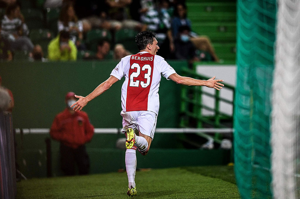 Namun enam menit kemudian Ajax merestorasi keunggulan dua gol setelah Ryan Gravenberch melepaskan umpan terobosan membelah pertahanan tuan rumah yang diseleasikan sempurna oleh Steven Berghuis demi membuat kedudukan jadi 3-1.
