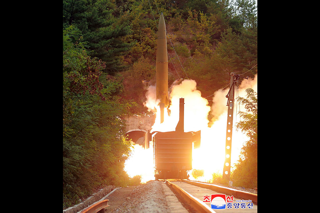 “Latihan menembak ini bertujuan untuk mengkonfirmasi kepraktisan sistem rudal rel yang dikerahkan untuk beraksi untuk pertama kalinya, menilai kesiapan tempur dan kemampuan melakukan tugas-tugas senjata resimen, mencapai kemahiran dalam prosedur tindakan dalam hal pertempuran yang sebenarnya,” kata kantor berita KCNA.