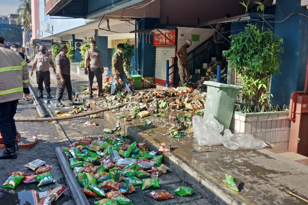 Terpisah, Kepala Dinas Pemadam Kebakaran Kota Bekasi, Aceng Solahudin menyatakan, api diduga akibat arus pendek listrik pada lemari pendingin atau frezer di salah satu toko di plaza tersebut.