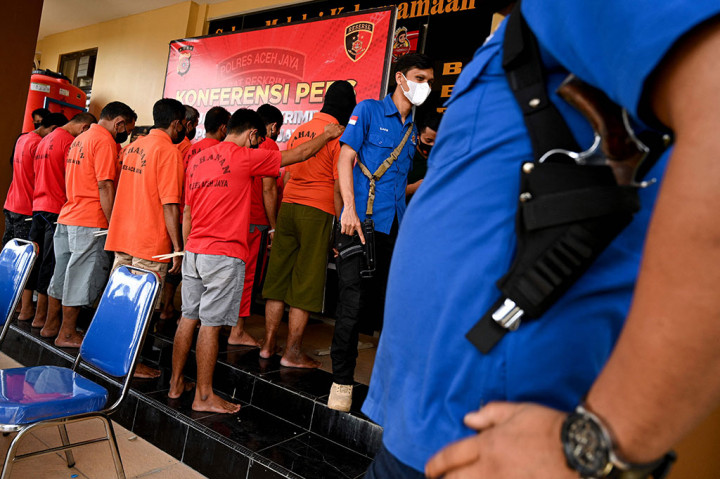 Tim Reskrim Polres Aceh Jaya menangkap 11 pelaku yang diduga terlibat dalam kasus kematian lima ekor gajah di Gampong Tuwi Priya, Kecamatan Pasie Raya, Kabupaten Aceh Jaya, pada tahun 2020.