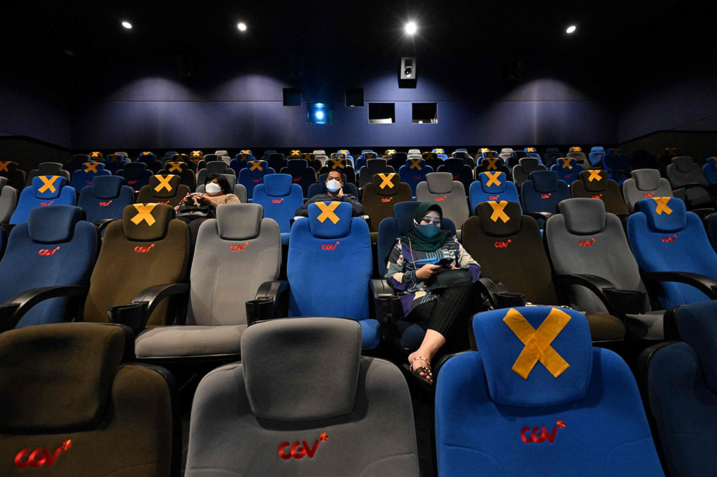 Penonton menunggu pemutaran film saat pembukaan kembali bioskop di tengah pandemi covid-19 di Jakarta pada Kamis, 16 September 2021. 