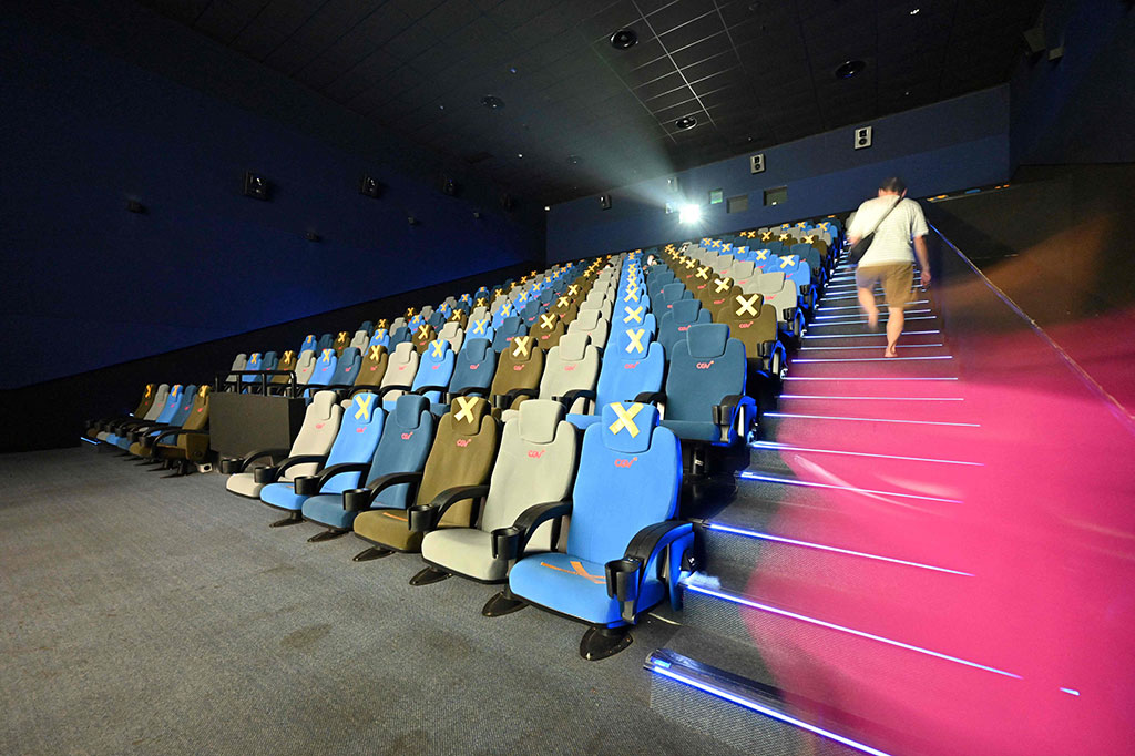 Salah satu perusahaan sinema dan pengelola bioskop Indonesia atau CGV siap membuka kembali beberapa jaringan bioskop, termasuk di Jakarta, secara bertahap mulai 16 September 2021.