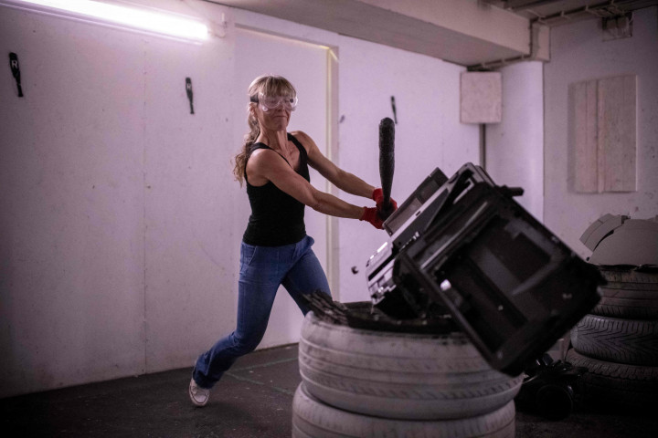 Tempat yang memungkinkan para pengunjungnya bebas menghancurkan berbagai benda ini banyak didatangi kalangan wanita Nordik.