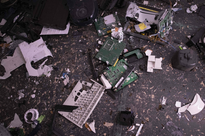 Benda-benda yang menjadi sasaran amuk pengunjung di ruang kemarahan 