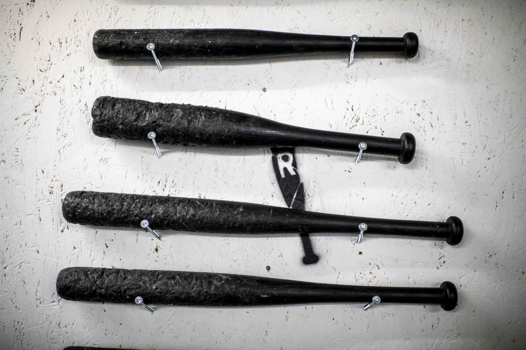 Sejumlah tongkat baseball yang digunakan untuk menghancurkan berbagai benda di ruang kemarahan 