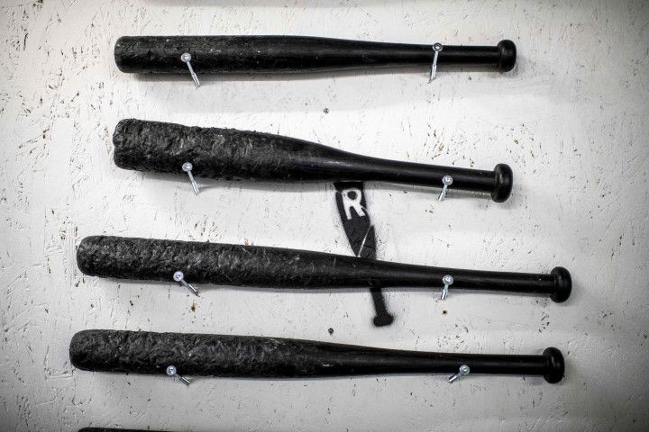 Sejumlah tongkat baseball yang digunakan untuk menghancurkan berbagai benda di ruang kemarahan 