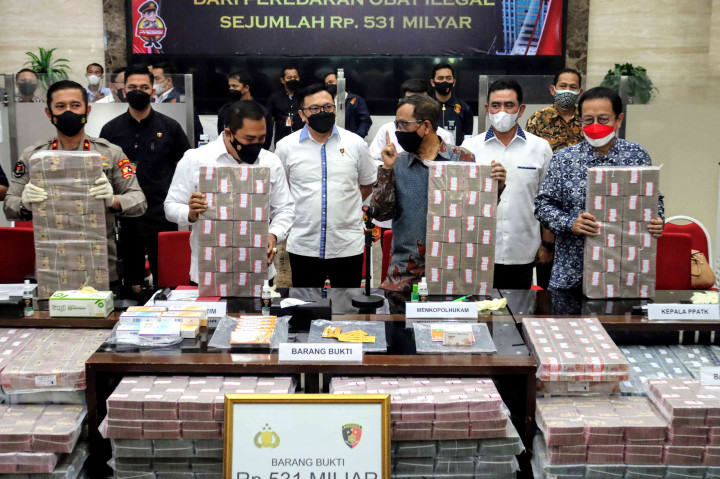 Hal itu disampaikan Kabareskrim Komjen Agus Andrianto dalam jumpa pers di Bareskrim Polri, Kamis, 16 September 2021. Sebagian jumlah uang yang disita di kasus pencucian uang itu ditampilkan Polri dalam jumpa pers.