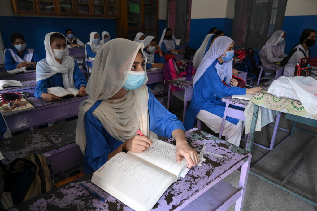 Siswa memakai masker saat menghadiri kelas di sebuah sekolah di Lahore , Kamis, 16 September 2021.
