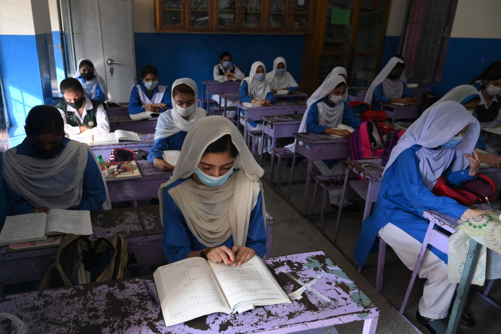 Pemerintah Pakistan membuka kembali lembaga pendidikan yang ditutup sebagai tindakan pencegahan untuk mengekang penyebaran virus korona (Covid-19).