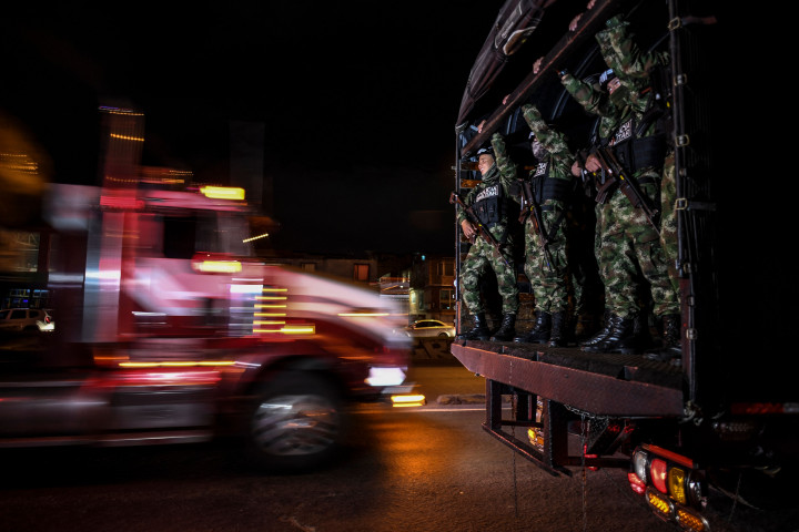 Tentara polisi militer Kolombia tiba untuk berpatroli di jalan-jalan di Bogota, Rabu, 15 September 2021.