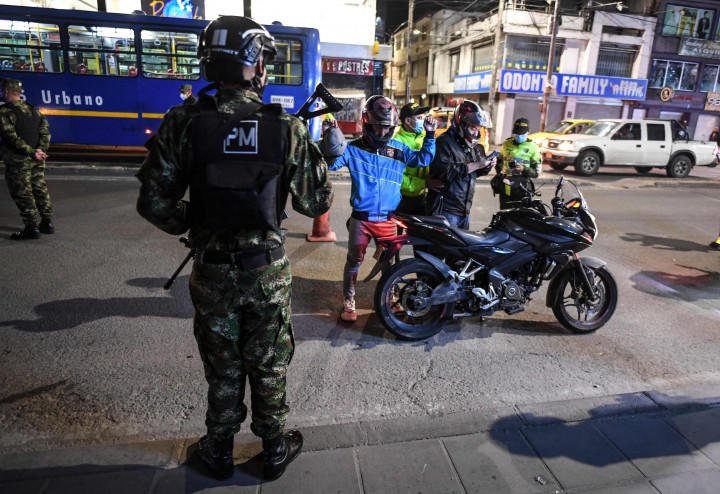 Tentara polisi militer memeriksa sepeda motor saat mereka berpatroli di sebuah pos pemeriksaan di Bogota, Rabu, 15 September 2021.