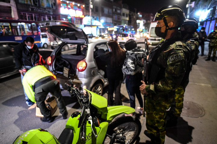 Tentara polisi militer memeriksa sebuah mobil saat mereka berpatroli di sebuah pos pemeriksaan di Bogota, Rabu, 15 September 2021.